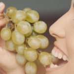 Restaurante ofrece vacantes de trabajo para dar de comer uvas