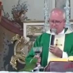 ¡Insólito! Loro se cuela en una misa y se quería tomar el vino