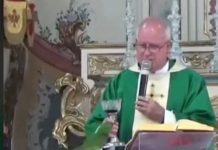 ¡Insólito! Loro se cuela en una misa y se quería tomar el vino