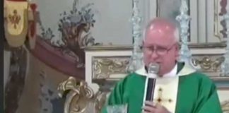 ¡Insólito! Loro se cuela en una misa y se quería tomar el vino