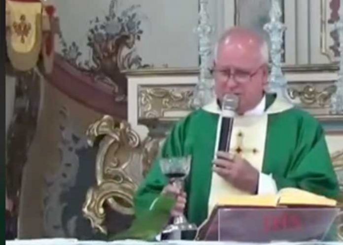 1 ¡Insólito! Loro se cuela en una misa y se quería tomar el vino