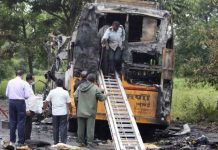 En la India, bus toma fuego y deja 12 personas muertas