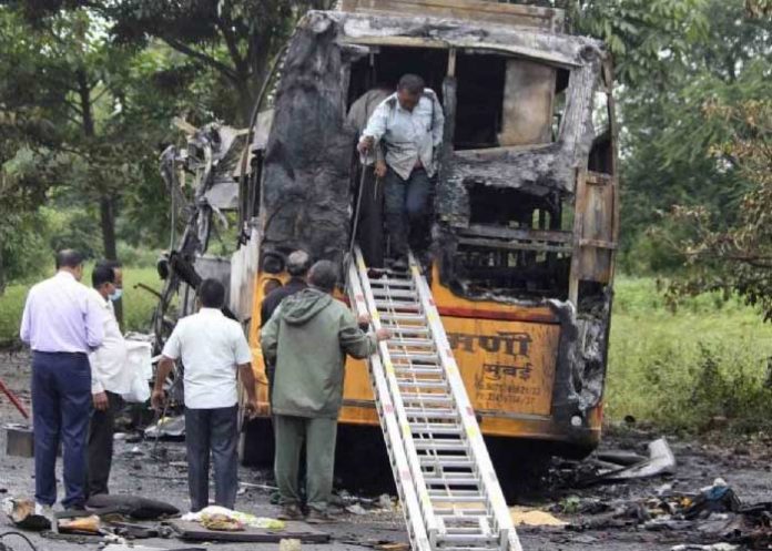 1 En la India, bus toma fuego y deja 12 personas muertas
