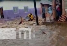 Señor en Nandaime vivo de milagro luego que lo arrastrara la corriente Señor de Nandaime vivo de milagro, luego que lo arrastrara las fuertes corrientes de la lluvias