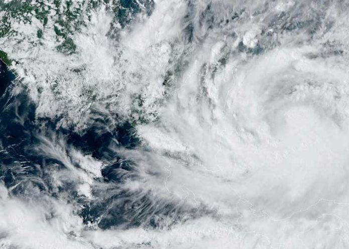 Gobiernos de Honduras, Guatemala y El Salvador decretan alerta roja por Julia