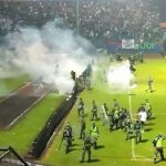 Masacre por un partido de fútbol deja más de 127 muertos en Indonesia Masacre por un partido de fútbol deja más de 127 muertos en Indonesia