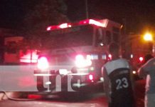 Bomberos de Estelí reciben descarga eléctrica al sofocar un incendio Bomberos de Estelí reciben descarga eléctrica al sofocar un incendio