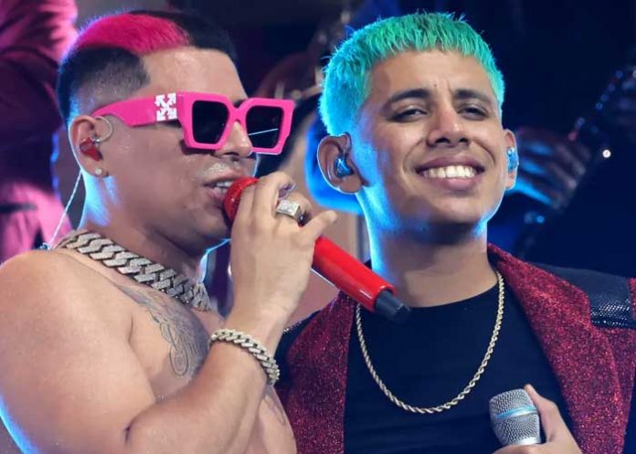 1 Eduin Caz casi deja en 'bolas' a su hermano en concierto