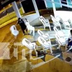 Sujeto intenta robar sillas antes de un culto religioso en Managua