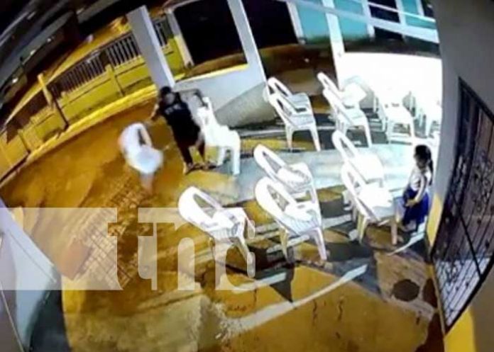 Sujeto intenta robar sillas antes de un culto religioso en Managua