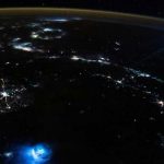 ¡Insólito! Captan desde el espacio raros objetos brillantes sobre la Tierra