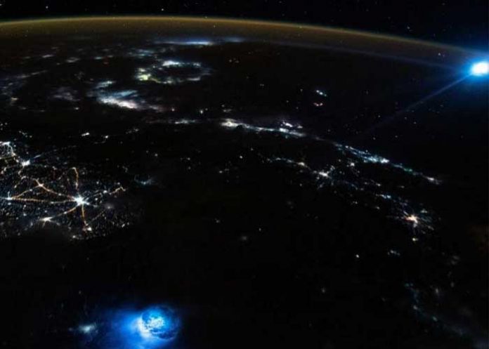 ¡Insólito! Captan desde el espacio raros objetos brillantes sobre la Tierra