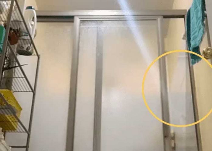 ¡VIDEO! Sujeto logra captar terrorífico espíritu en su baño