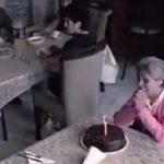 «Con tristeza», abuelita celebra sola su cumpleaños en un restaurante "Con tristeza", abuelita celebra solita su cumpleaños en un restaurante