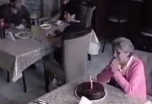 «Con tristeza», abuelita celebra sola su cumpleaños en un restaurante "Con tristeza", abuelita celebra solita su cumpleaños en un restaurante