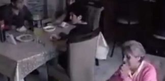 "Con tristeza", abuelita celebra solita su cumpleaños en un restaurante