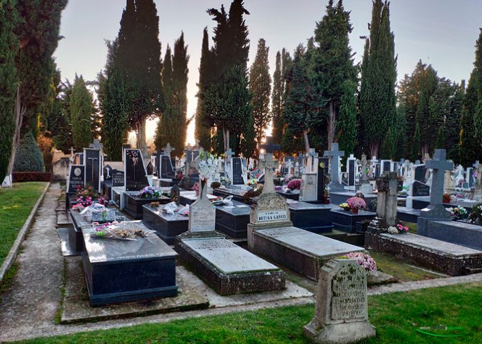 Lleva música a su amigo en la tumba y el fallecido se la apaga (Video)