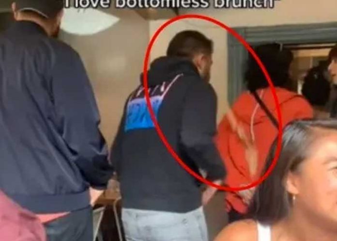 ¡Asqueroso! Hombre echa el 