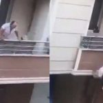 Le llegó el karma: Agredió a peatón y cayó desde el balcón de su cuarto (VIDEO)
