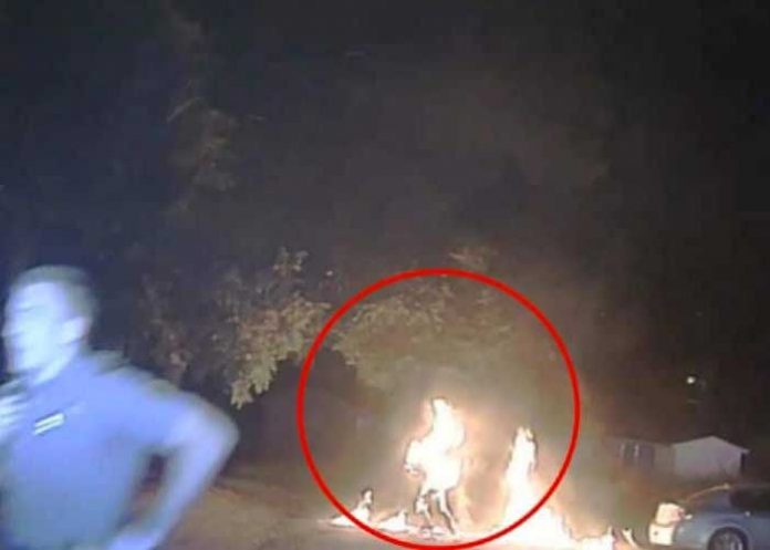 Policía en Estados Unidos prende fuego a sujeto con un taser (VIDEO)