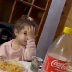 "Niña celosa" reprende a su padre al decirle que no está soltero