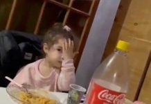 «Niña celosa» reprende a su padre al decirle que no está soltero "Niña celosa" reprende a su padre al decirle que no está soltero