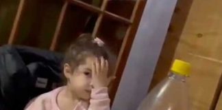 "Niña celosa" reprende a su padre al decirle que no está soltero