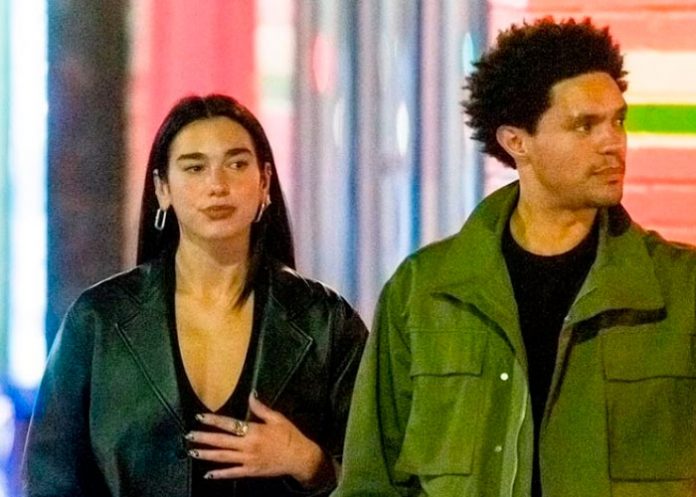 Tras rumores de romance: Captan besándose a Dua Lipa y Trevor Noah