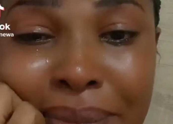 ¿Algún voluntario? Mujer llora por estar soltera y sin hijos a los 30 años