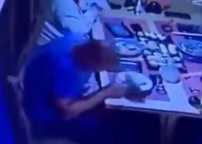 Hombre se lleva susto al caerle gigantesca rata en su plato