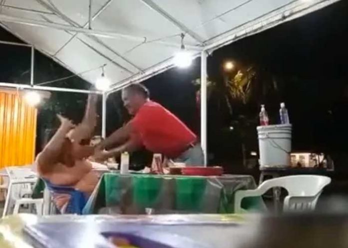 1 Pareja arma tremendo