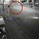 ¡Casi lo mata! Camioneta atropella horriblemente a motorizado (VIDEO) ¡Casi lo mata! Camioneta atropella horriblemente a motorizado (VIDEO)