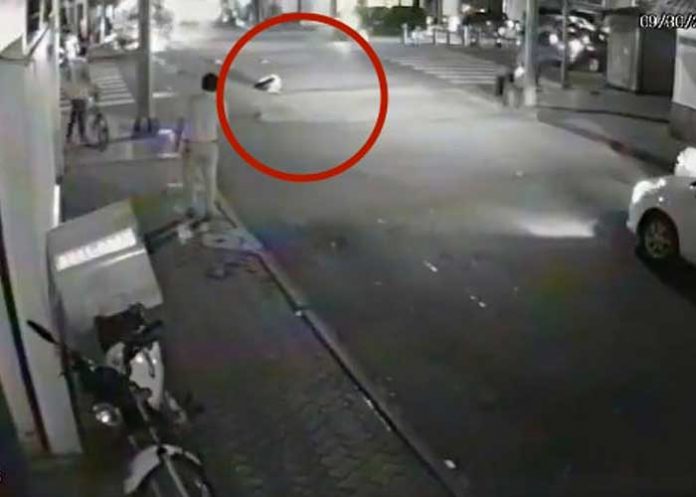 ¡Casi lo mata! Camioneta atropella horriblemente a motorizado (VIDEO)