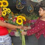 Flores, jarrones y más se comercia en los cementerios de Managua