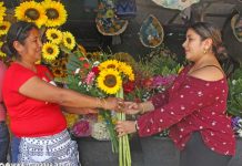 Flores, jarrones y más se comercia en los cementerios de Managua