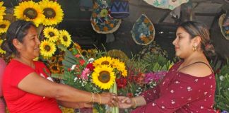 Flores, jarrones y más se comercia en los cementerios de Managua