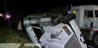 Pipa que transportaba búnker termina volcada en la Carretera Nueva a León