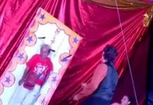 ¡Increíble! Mago casi ‘le vuela la cabeza’ a un ayudante en pleno acto ¡Increíble! Mago casi 'le vuela la cabeza' a un ayudante en pleno acto