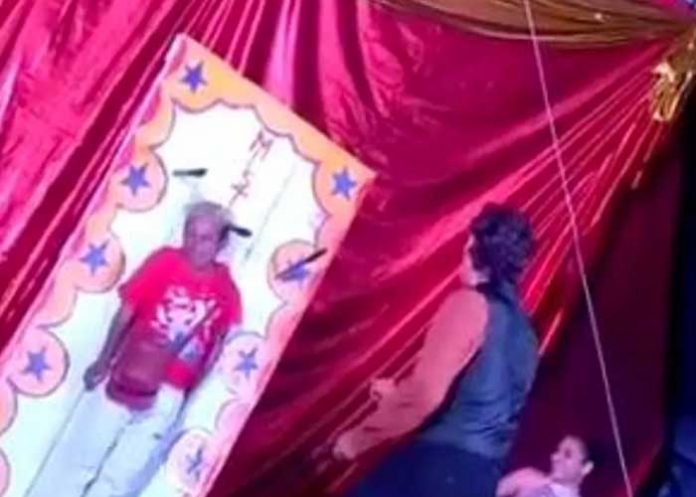 ¡Increíble! Mago casi 'le vuela la cabeza' a un ayudante en pleno acto