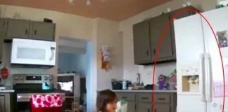 ¡De terror! Inocente niña se enfrenta contra un espíritu (VIDEO)