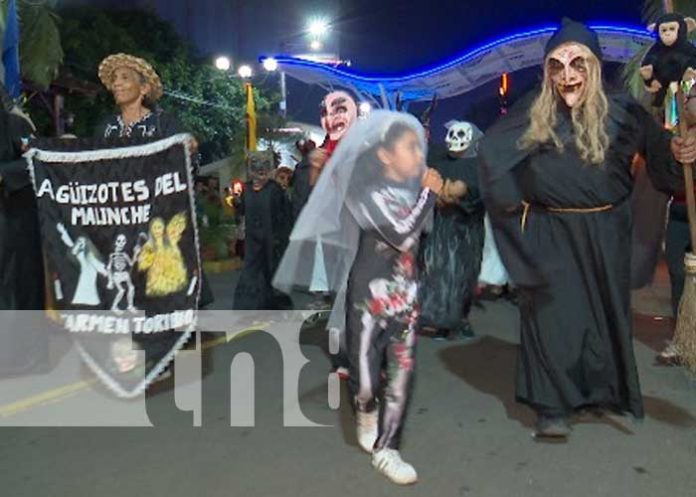 Agüizotes del Malinche desfilan en el Puerto Salvador Allende