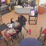 Apuñalan a ancianito mientras cenaba en un restaurante de Los Ángeles Abuelo discapacitado en Los Ángeles fue apuñalado