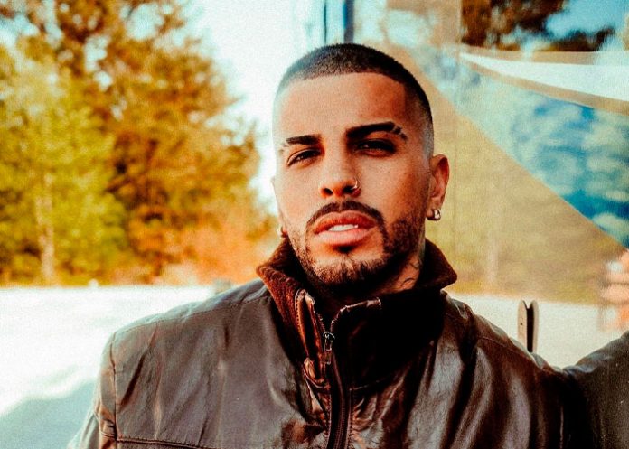 Rauw Alejandro regala su Billboard a una fan