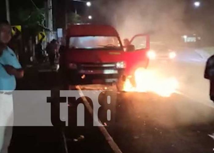 Por no andar extintor, microbús agarra fuego en Carretera Sur, El Crucero