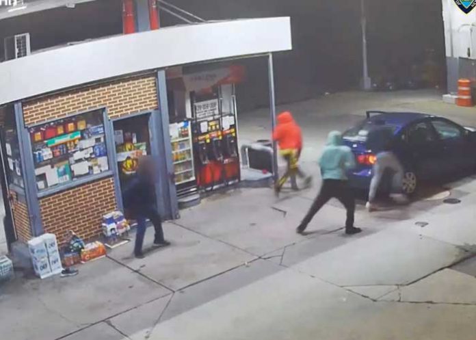 Nueva York: Empleado recibe brutal paliza luego que le robaran