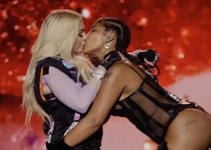 2 ¡Bomba! Madonna confirma por medio de su TikTok que es 'gay'