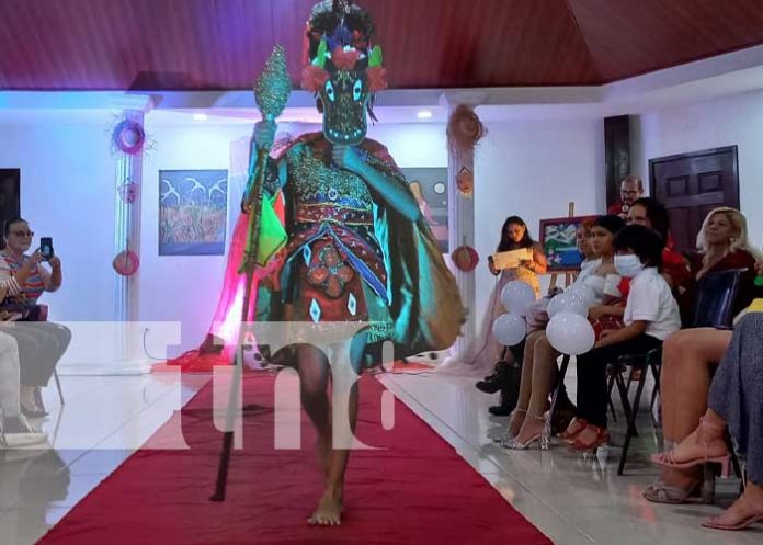 12 niñas participaron de pasarela de moda infantil 