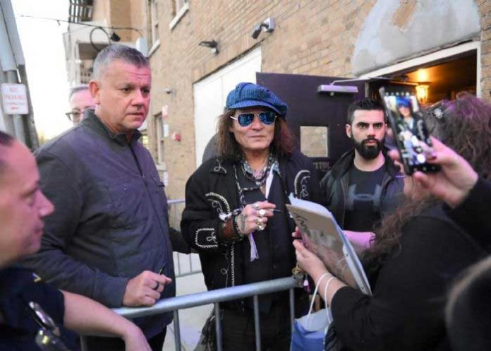 Johnny Depp causa revuelo al mostrarse 'chintano' en redes sociales