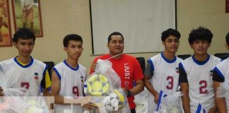 Entrega de material deportivos a equipos destacados en los juegos nacionales en Nicaragua