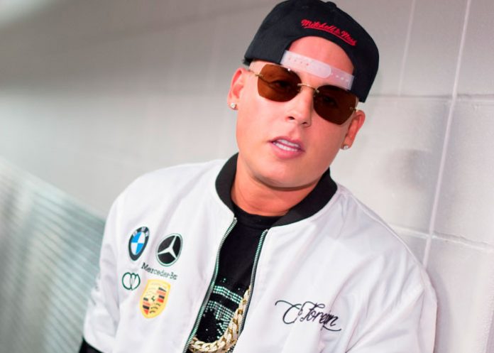 Arrestan al cantante Cosculluela por 13 cargos de violencia doméstica